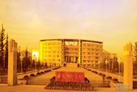 曲靖師范學(xué)院——學(xué)校大門(mén)晚景